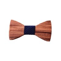 Fluture din lemn pentru copii - Maro cu centru bleu-negru