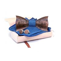 Set fluture din lemn, butoni, batistă - Flori gravate cu cer, denim albastru