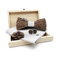 Set de fluturi din lemn, butoni de manșetă și broșă - Mozaic, alb negru, broșă violetă