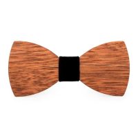 Fluture din lemn - Cu un model simplu, negru