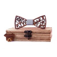 Papillon din lemn - Flori sculptate luminoase, mijlociu luminos